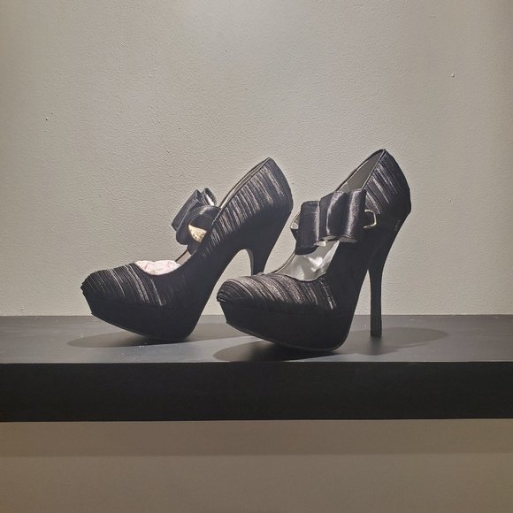 Black platform heels - Picture 1 of 1